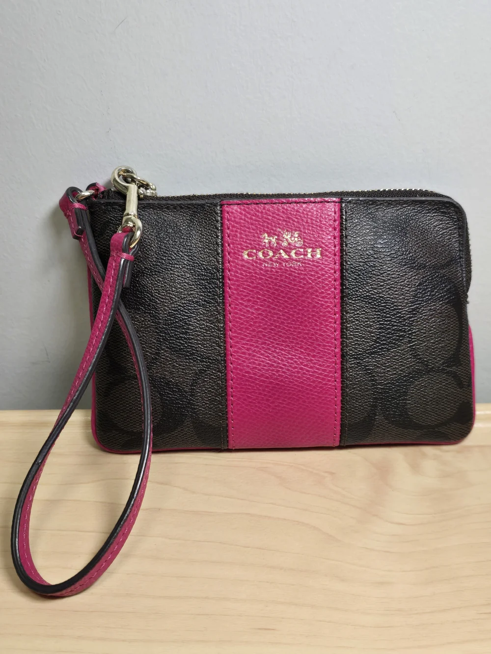 COACH F64233 Brown Signature Corner Zip Wristlet Hot Pink Center Stripe *READ*